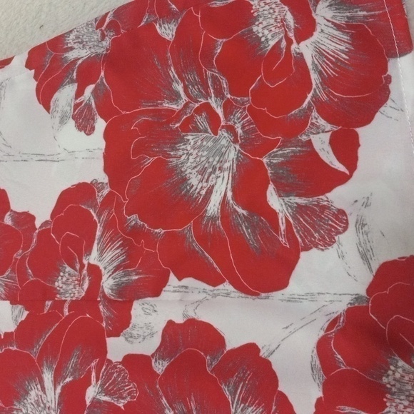 Crosby. White & Pink Floral Pleated Sleeveless Blouse - Picture 8 of 10